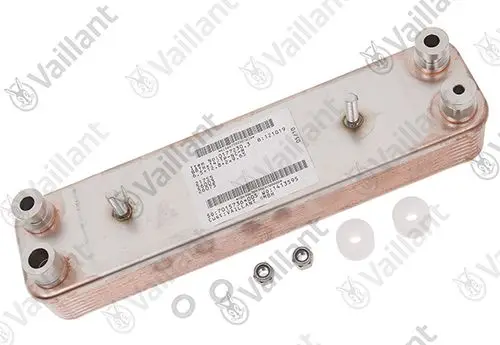 Wärmetauscher von Vaillant in rechteckiger Form aus Metall mit mehreren Anschlüssen und Dichtungen auf einem weißen Hintergrund.